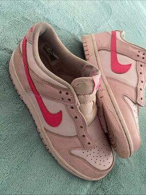 Nike Kids Low-Top Sneakers in Light Pink with Hot Pink Swoosh